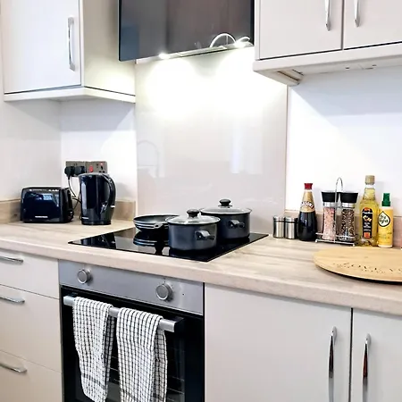 B06 Centre 1 Bed Boutique Airport7m Theatres10mins Lets Serviced