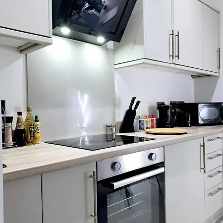 B06 Centre 1 Bed Boutique Airport7m Theatres10mins Lets Serviced *