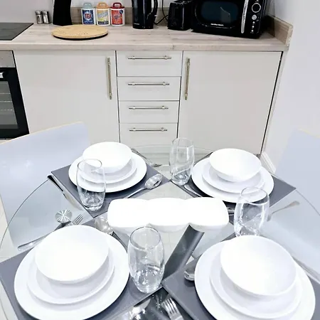 Apartment B06 Centre 1 Bed Boutique Airport7m Theatres10mins Lets Serviced *