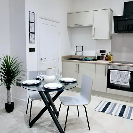 B06 Centre 1 Bed Boutique Airport7m Theatres10mins Lets Serviced Apartment *