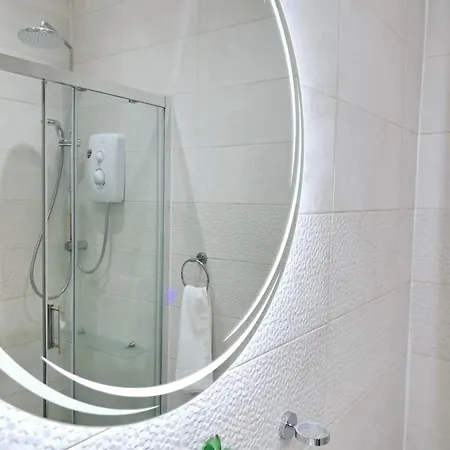 B06 Centre 1 Bed Boutique Airport7m Theatres10mins Lets Serviced