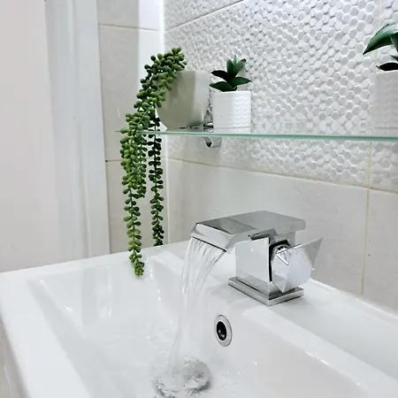 Apartment B06 Centre 1 Bed Boutique Airport7m Theatres10mins Lets Serviced