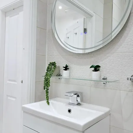 B06 Centre 1 Bed Boutique Airport7m Theatres10mins Lets Serviced