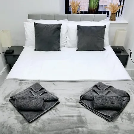 Apartment B06 Centre 1 Bed Boutique Airport7m Theatres10mins Lets Serviced