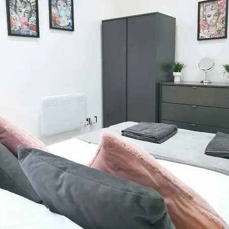 B06 Centre 1 Bed Boutique Airport7m Theatres10mins Lets Serviced